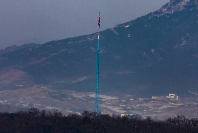 17일 자유아시아방송(RFA)이 북한 영변 핵시설에서 냉각수가 지속적으로 배출되는 정황을 포착했고 핵실험·핵무기 사용이 가능한 플로토늄 생산일 가능성이 있다고 보도했다. 사진은 지난 15일 경기 파주시 접경지역에서 바라본 북한 기정동마을. /사진=뉴시스