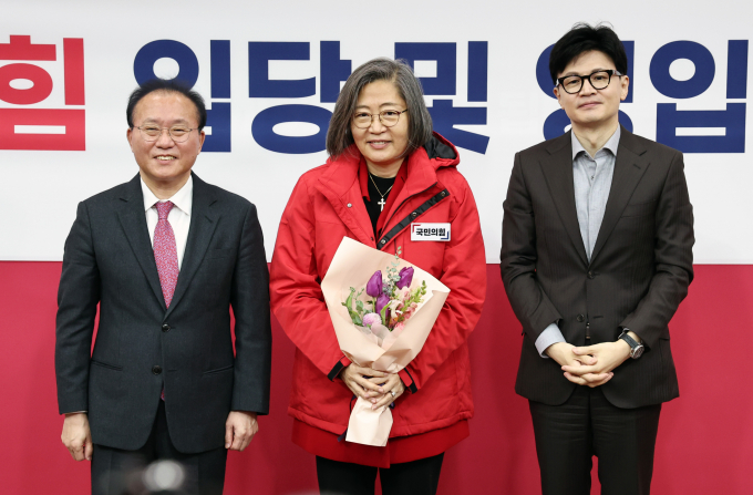 17일 이수정 경기대 범죄심리학과 교수가 '김건희 여사 리스크'에 대해 "김 여사가 국민에게 사과하면 쉽게 해결될 수 있는 방법이 있다"고 밝혔다. 사진은 국민의힘 한동훈 비상대책위원장(오른쪽)과 윤재옥 원내대표(왼쪽)가 지난 8일 서울 여의도 국회에서 열린 국민의힘 인재영입위원회 입당 및 영입 환영식에서 인재영입 1호인 이 교수(가운데)와 함께 기념촬영을 하는 모습. /사진=뉴스1