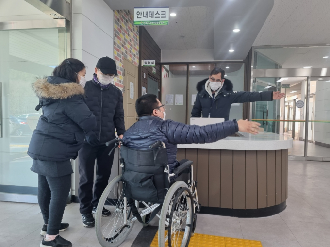 전남도는 장애인의 사회참여 확대와 소득 보장을 위해 올해 314억 원을 들여 장애인 2500여 명에게 일자리를 제공한다. '장애인 일자리 안내데스크'/전남도