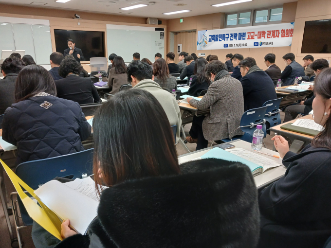 전남도교육청이 올해 시범사업으로 추진하는 교육부의 '교육발전특구'유치를 위해 발빠르게 움직이고 있다. 사진은 교육발전특구 전략 마련 협의회 모습/전남도교육청