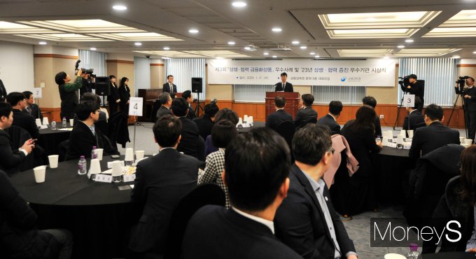 [머니S포토] 이복현 금감원장, '상생·협력 금융新상품' 우수사례 및 '23년 상생·협력 증진 우수기관 시상식 축사
