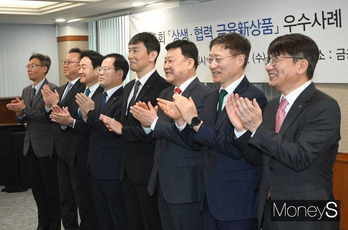 왼쪽부터 김범준 소비자보호 부원장보, 정상혁 신한은행장, 박상진 네이버파이낸셜 대표이사, 조병규 우리은행장, 이 원장, 편정범 교보생명보험 대표이사, 이승열 하나은행장, 이영종 신한라이프생명보험 대표이사.  /사진=장동규 기자