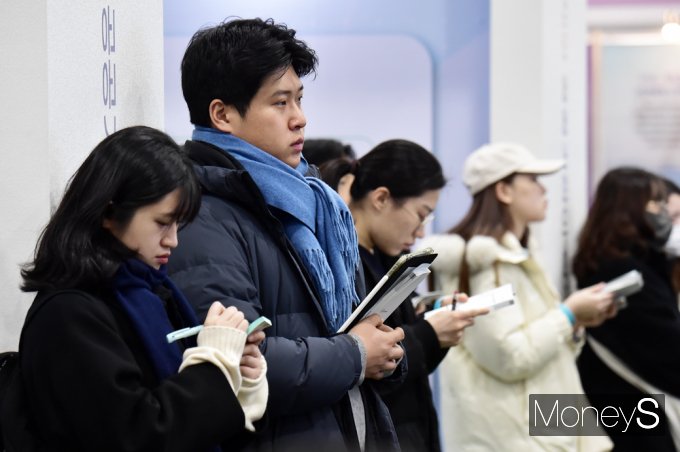 ▲ 취업성공 전략 특강, 귀를 쫑긋 세우고 메모하며 경정하는 구직자들