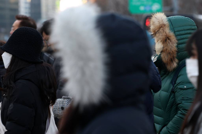 오는 18일에는 전국 대체로 흐리고 대부분 지역에 비 또는 눈이 내릴 예정이다. 사진은 영하권 추운 날씨를 보인 지난 16일 오전 서울 종로구 광화문 네거리에서 시민들이 출근길 발걸음을 재촉하고 있는 모습. /사진=뉴시스