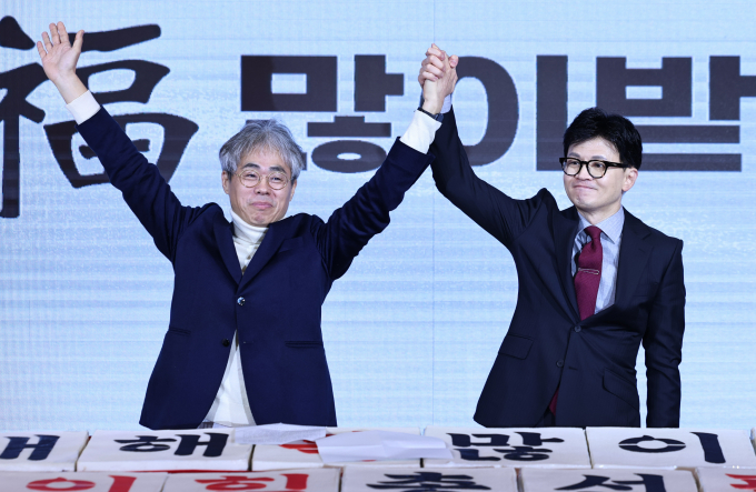 17일 김경율 국민의힘 비상대책위원이 한동훈 국민의힘 비상대책위원장의 제안으로 서울 마포을 출마를 결심했다고 밝혔다. 사진은 한 비대위원장이 17일 서울 마포구 케이터틀에서 열린 국민의힘 서울시당 신년인사회에서 김 비대위원과 함께 손을 맞잡은 모습. /사진=뉴스1