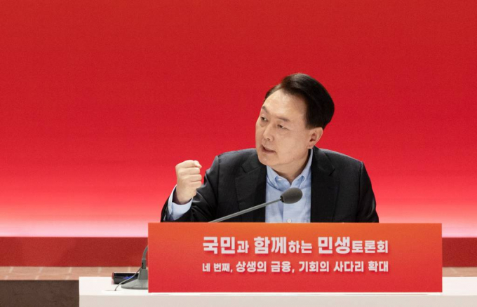 윤 대통령이 유튜버 슈카가 '코리아디스카운트' 해결을 위해 제도적, 법적 해결이 필요하다고 지적하자 과도한 세법 개혁에 앞장서겠다고 말했다. 사진은 17일 서울 영등포구 여의도 한국거래소에서 '상생의 금융, 기회의 사다리 확대'를 주제로 열린 네 번째 국민과 함께하는 민생토론회에서 토론하는 윤석열 대통령. /사진=뉴스1