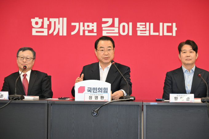 지난 16일 국민의힘이 공개한 시스템 공천 제도에 대해 중진 의원들의 반응이 반반으로 나뉘고 있다. 사진은 정영환 국민의힘 공천관리위원장이 지난 16일 서울 여의도 당사에서 열린 공천관리위원회 1차 회의에 참석해 발언하는 모습. /사진=뉴스1(공동취재) 