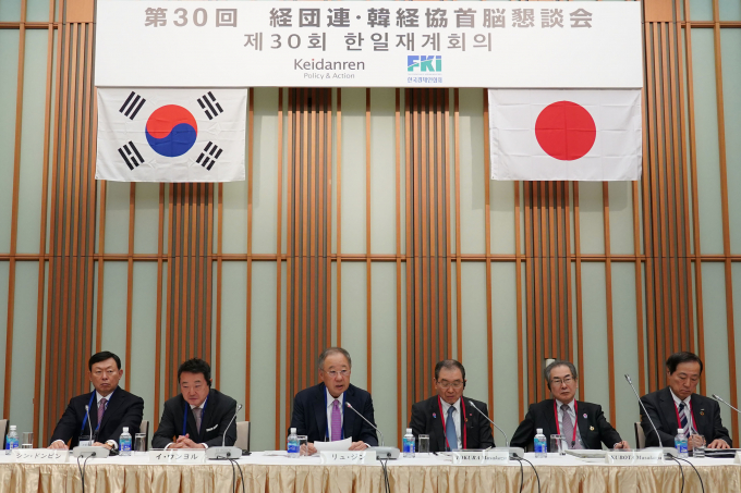 류진 한국경제인협회 회장이 11일 일본 도쿄 경단련회관에서 열린 '제30회 한일재계회의'에서 인사말을 하고 있다. / 사진=한경협
