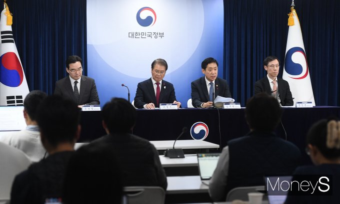 [머니S포토] '상생의 금융, 기회의 사다리 확대' 민생토론회 사후브리핑