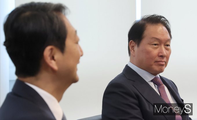 ▲ 안덕근 장관 발언 경청하는 최태원 회장