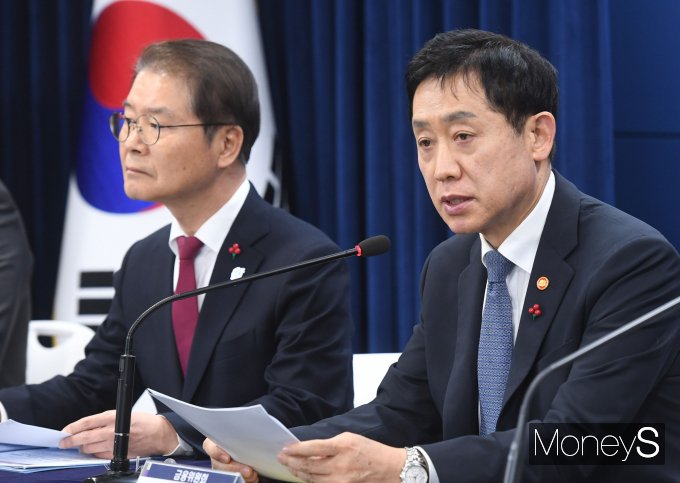 [머니S포토] 김주현 금융위원장 