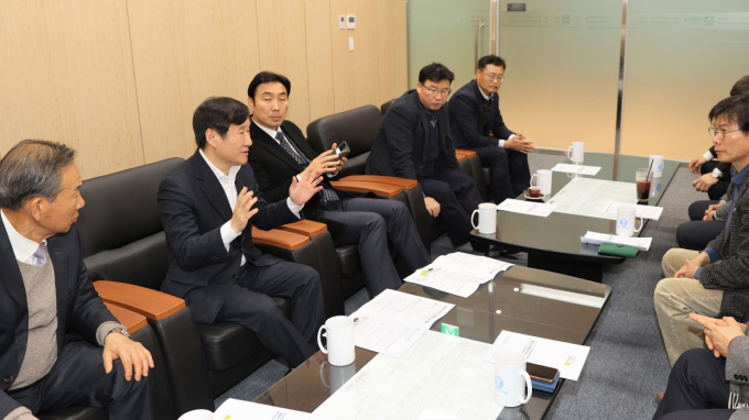 17일 전남동부청사 도민상담실에서 동부지역 도정자문협의회 지역 대표들이 참석한 가운데 올해 도정현안과 새로운 동부시대 비전을 공유했다.'사진 왼쪽에서 2번째 정찬균 본부장'/전남도 동부지역본부