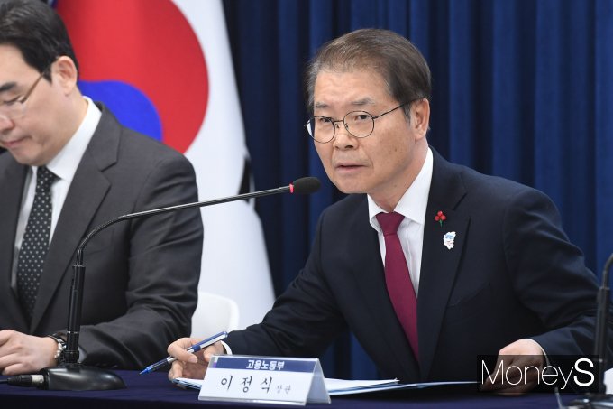 [머니S포토] 민생토론회 사후브리핑, 질문에 답하는 이정식 장관