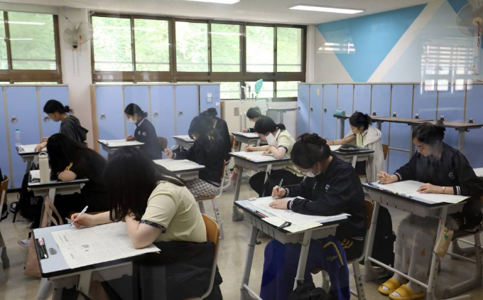 고등학생 4명 중 1명은 수업시간에 조는 경향이 있다는 조사 결과가 나왔다. 사진은 고3 전국연합학력평가가 실시된 지난해 7월11일 오전 부산 남구 예문여자고등학교 3학년 교실에서 수험생들이 시험 문제를 풀고 있는 모습. /사진=뉴스1