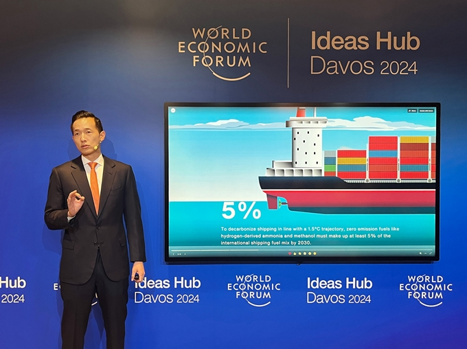 김동관 한화그룹 부회장이 17일 세계경제포럼(WEF·다보스포럼)에 참석했다. 사진은 다보스포럼 연차총회에서 발표하고 있는 김 부회장. /사진=한화그룹 제공