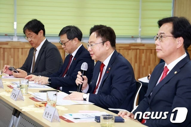 조규홍 보건복지부장관이 17일 경북 김천에 위치한 김천의료원, 김천제일병원 등을 찾아 지역·필수의료 살리기를 위한 간담회를 개최했다. (복지부 제공)