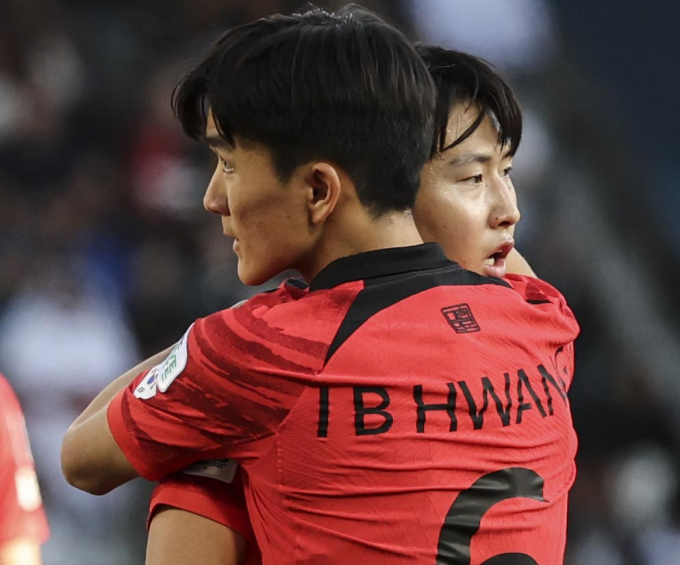 아시아축구연맹(AFC)이 선정한 '2023 아시안컵 대회 조별리그 1차전 베스트11'에 대한민국 축구대표팀의 이강인(PSG)과 황인범(즈베즈다)이 이름을 올렸다. 사진은 지난 15일(현지시각) 카타르 도하 자심 빈 하마드 스타디움에서 열린 2023 아시아축구연맹(AFC) 카타르 아시안컵 E조 조별리그 1차전 대한민국과 바레인의 경기 후반 이강인(오른쪽)이 득점에 성공한 뒤 황인범과 기뻐하는 모습. /사진=뉴시스
