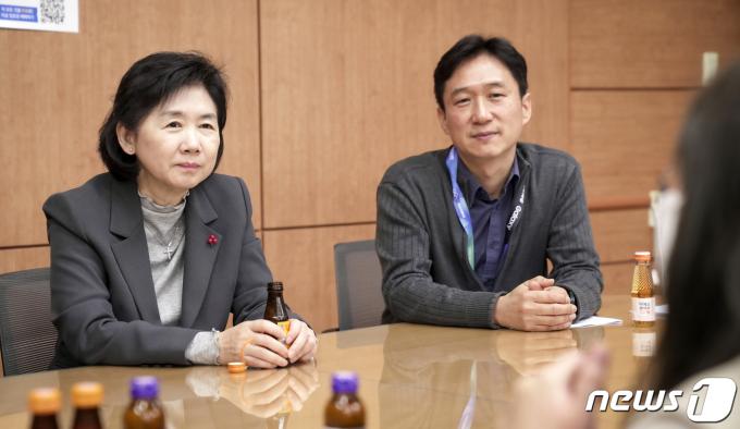 [사진] 강릉시보건소 현장대응팀 격려하는 지영미 청장