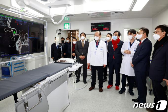 [사진] 김천제일병원 분만실 둘러보는 조규홍 복지부 장관
