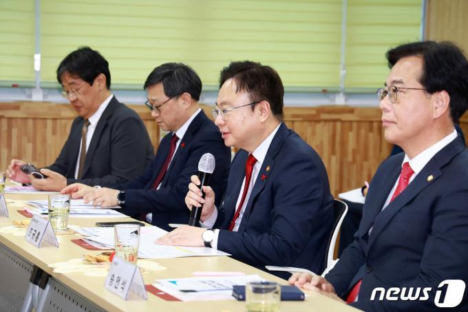 [사진] 김천노인복지관 방문한 조규홍 장관