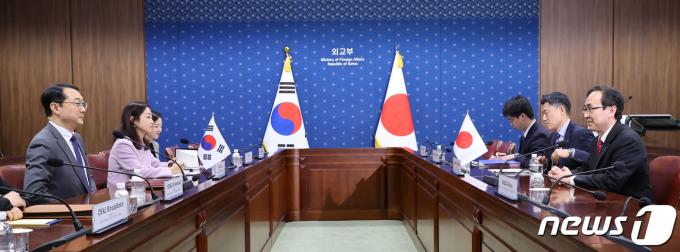 김건 외교부 한반도평화교섭본부장(왼쪽)과 나마즈 히로유키 일본 외무성 아시아대양주국장이 17일 서울 종로구 외교부 청사에서 열린 한일 북핵수석대표협의에 참석 하고있다. (공동취재) 2024.1.17/뉴스1 ⓒ News1 허경 기자