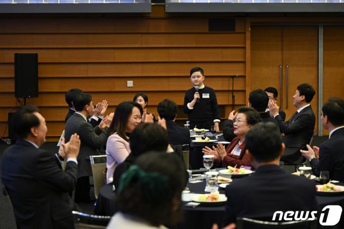 [사진] 학생 대표 격려하는 윤 대통령