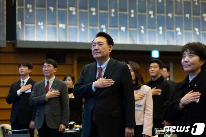 [사진] 국기에 경례하는 윤 대통령