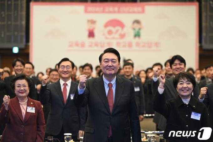 [사진] 윤 대통령, 교권 회복을 위해