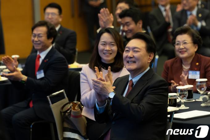[사진] 교육계 격려하는 윤 대통령