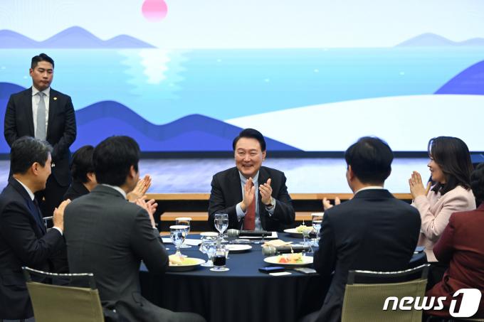 [사진] 환한 얼굴로 박수치는 윤 대통령