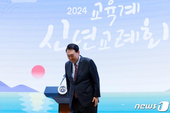 [사진] 교육계 관계자들에게 인사하는 윤 대통령
