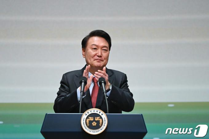 [사진] 교육계 관계자들 격려하는 윤 대통령