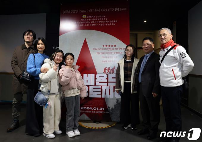 [사진] 유인촌 장관, 비욘드 유토피아 출연진들과 함께