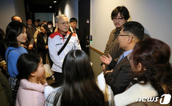 [사진] 비욘드 유토피아 시사회 찾은 유인촌 장관