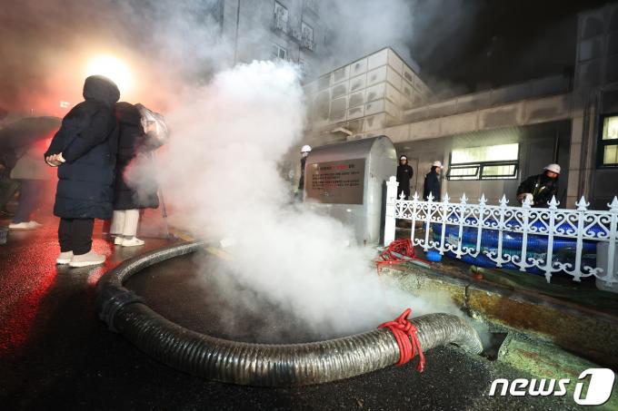[사진] 난방·온수 공급 중단에 복구 작업하는 신정가압장