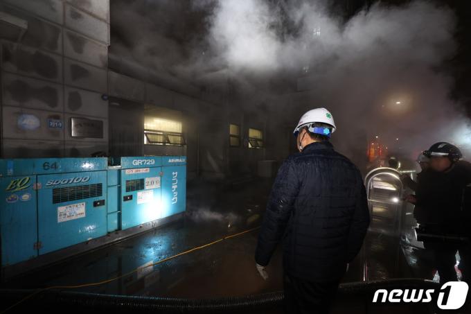 [사진] 난방·온수 공급 중단에 복구 작업 중인 가압장