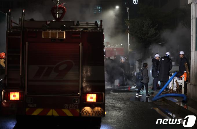 [사진] 난방·온수 공급 중단에 복구 작업하는 가압장