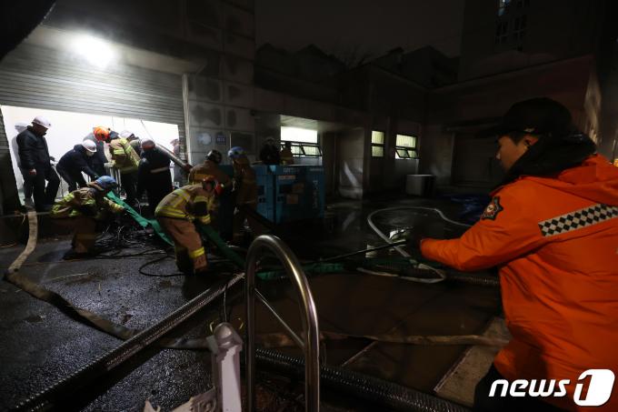 [사진] 난방·온수 공급 중단에 복구 작업중인 신정동 가압장