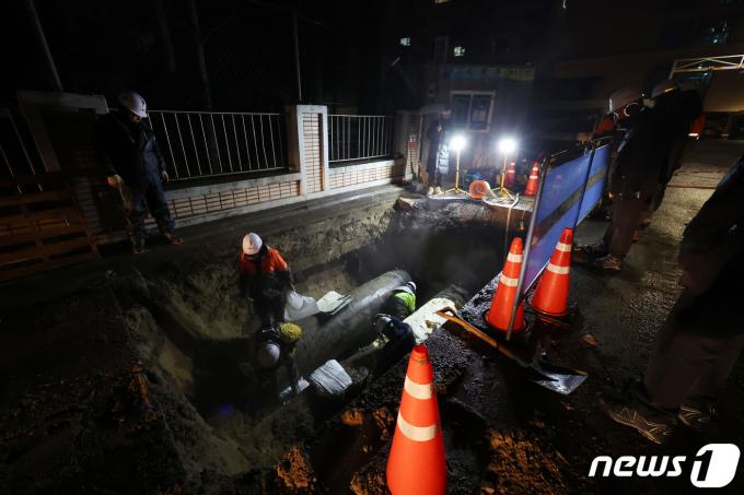 [사진] 양천·구로 일대 난방·온수 공급 중단에 복구 작업