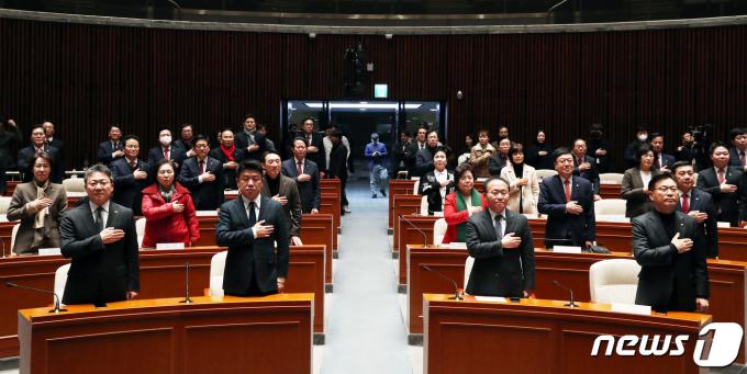 윤재옥 국민의힘 원내대표를 비롯한 의원들이 9일 오전 서울 여의도 국회에서 열린 국민의힘 의원총회에서 국민의례하고 있다. 2024.1.9/뉴스1 ⓒ News1 이승배 기자
