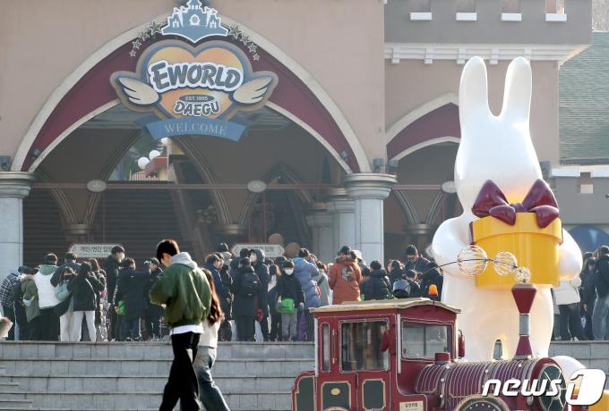 포근한 날씨가 찾아온 12일 오전 겨울방학을 맞은 어린이들이 대구 달서구 이월드 매표소 앞에서 입장을 기다리고 있다. 2024.1.12/뉴스1 ⓒ News1 공정식 기자
