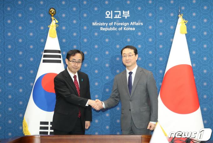 김건 외교부 한반도평화교섭본부장(오른쪽)과 나마즈 히로유키 일본 외무성 아시아대양주국장이 17일 서울 종로구 외교부 청사에서 열린 한일 북핵수석대표협의에서 악수하고 있다. (공동취재) 2024.1.17/뉴스1 ⓒ News1 허경 기자