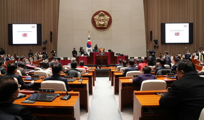 18일 국민의힘 의원총회에서는 윤석열 대통령에게 이태원특별법 재의요구권(거부권)을 건의, 공천 규정 등이 논의될 예정이다. 사진은 윤재옥 국민의힘 원내대표가 지난 9일 서울 여의도 국회에서 열린 국민의힘 의원총회에서 모두발언하는 모습. /사진=뉴스1
