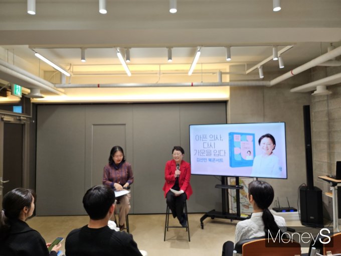 김선민 전 건강보험심사평가원(심평원) 원장(오른쪽)과 배소라 메디치미디어 브랜드콘텐츠 실장이 '아픈 의사, 다시 가운을 입다' 북콘서트에서 대담을 나누고 있다. /사진=지용준 기자