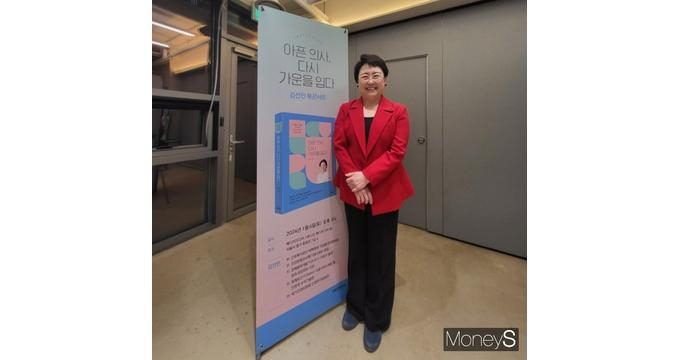 지난 6일 서울 중구 메디치미디어 스튜디오 열린 '아픈 의사, 다시 가운을 입다' 북콘서트에서 김선민 전 건강보험심사평가원 원장이 포즈를 취하고 있다. /사진=지용준 기자