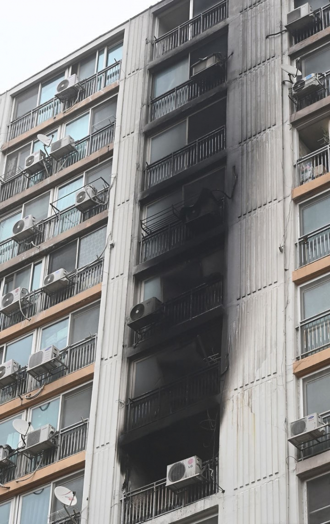  1월 2일 오전 경기도 군포시 산본동 한 아파트에서 불이 나 1명이 숨지고 1명이 화상을 입어 병원으로 옮겨져 치료를 받고 있으나 중태다. 사진은 화재로 검게 그을린 아파트 현장 모습. / 사진=뉴시스
