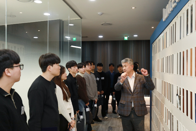 장세욱 송원문화재단 이사장이 제21기 송원장학생들과 함께 동국제강그룹 본사를 견학하고 있다. /사진=동국제강그룹