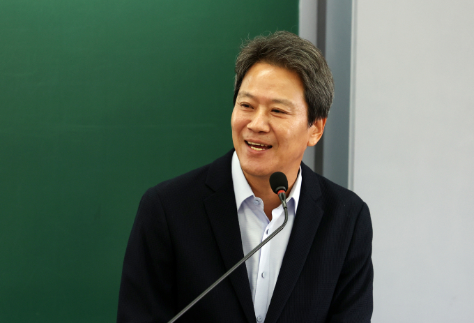 18일 임종석 전 대통령 비서실장이 한동훈 국민의힘 비상대책위원장의 운동권 청산 발언에 대해 "동시대 학교를 다녔던 친구들, 선후배들한테 미안한 마음을 갖는 게 인간에 대한 예의"라고 지적했다. 사진은 임 전 비서실장이 지난해 12월7일 서울 연세대학교 정치외교학과 강의실에서 강연을 하는 모습. /사진=뉴시스
