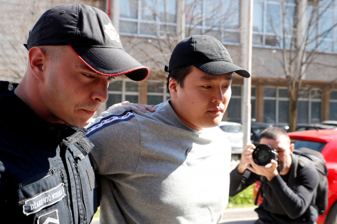 미국 법원이 암호화폐 테라·루나 사태 핵심 인물인 권도형 테라폼랩스 전 대표의 사기 혐의 재판 기일을 오는 3월25일로 연기했다. 사진은 권 씨가 지난해 3월24일 몬테네그로 수도 포드고리차에서 법정에 출석하는 모습. /사진=로이터