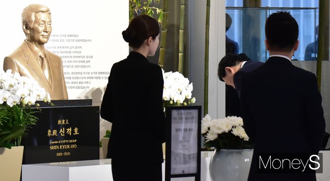 ▲ 추모식 참석한 신동빈 롯데그룹 회장의 묵념